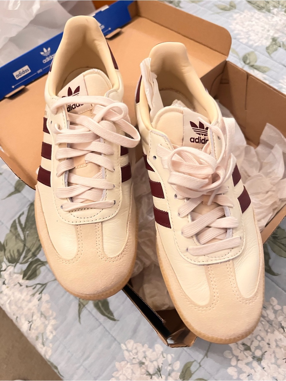 NEW Adidas Men’s Cream Sneaker with Burgundy Stripes size 9. Beautiful 👟